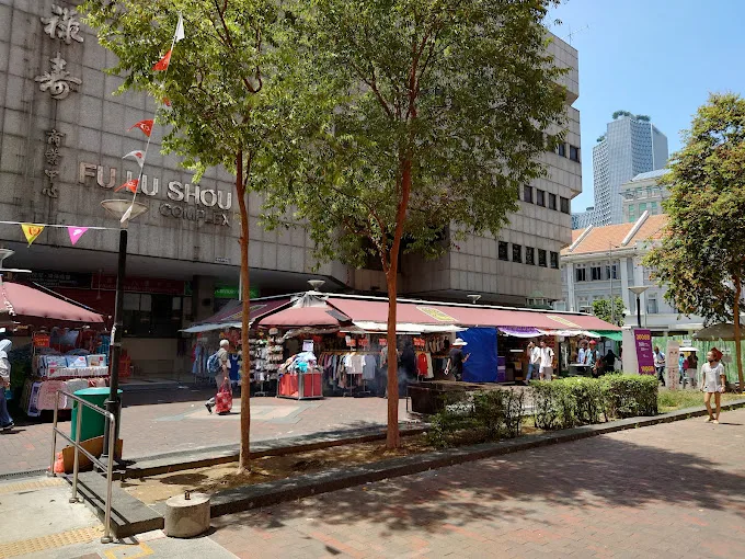 Who Should Visit Bugis Hawker Centre?​